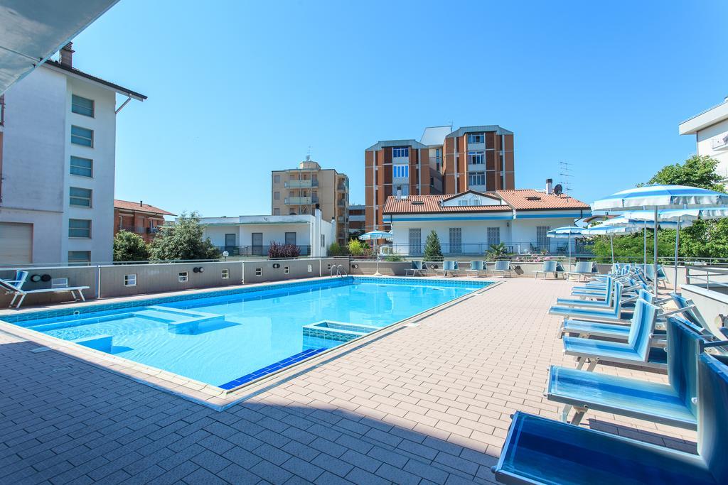Family Hotel Mediterraneo - Azzurro Club Cesenatico Exteriör bild