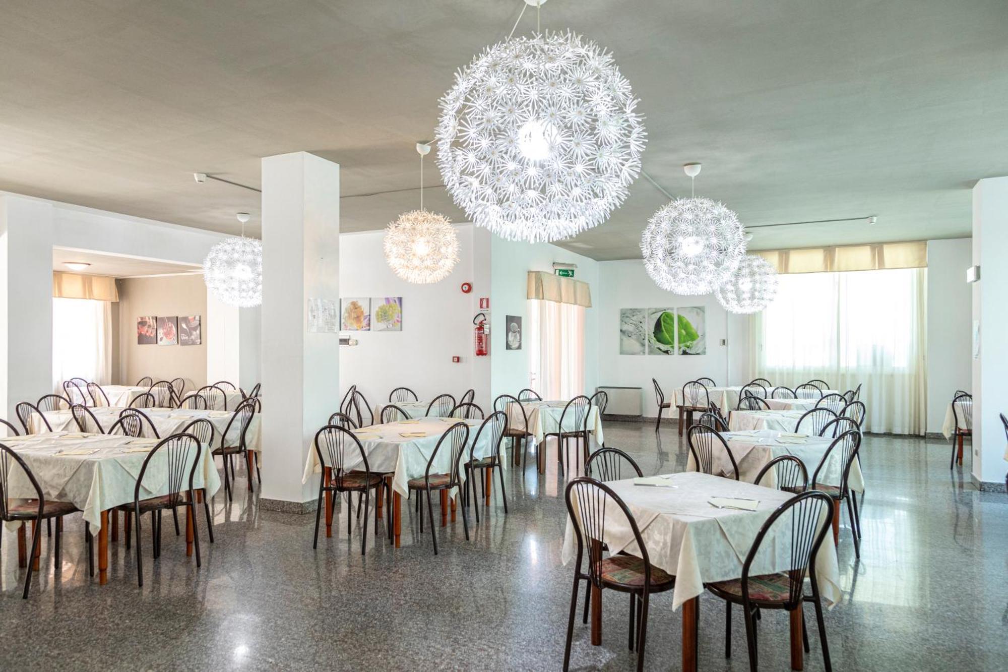 Family Hotel Mediterraneo - Azzurro Club Cesenatico Exteriör bild