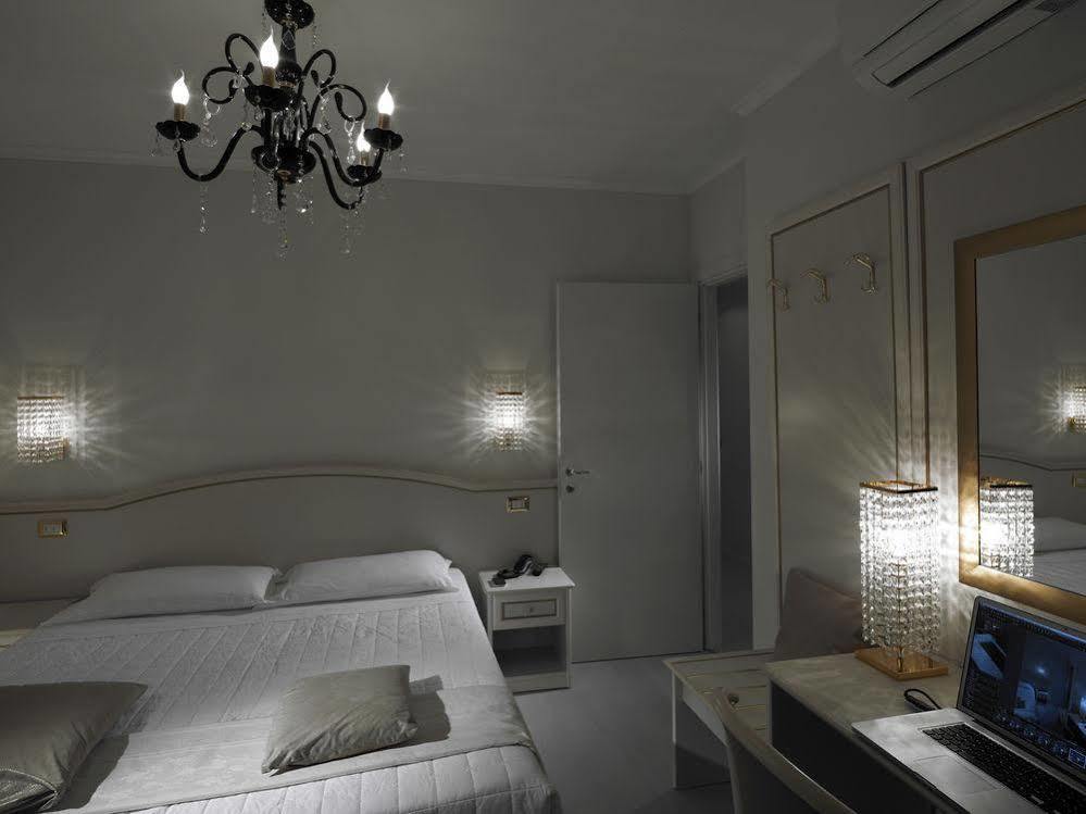 Family Hotel Mediterraneo - Azzurro Club Cesenatico Exteriör bild