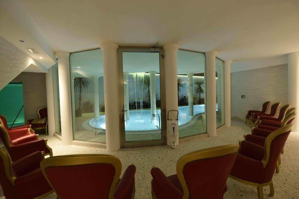 Family Hotel Mediterraneo - Azzurro Club Cesenatico Exteriör bild